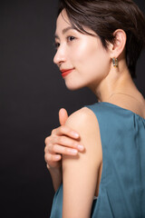 高級感がある美容のイメージなどに使えそうな女性