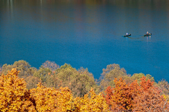 仁田沼の女沼に浮かぶカヌーと紅葉