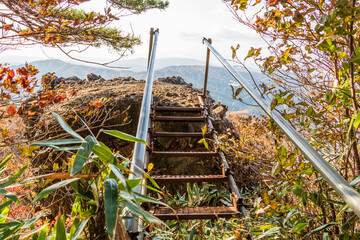 紅葉の霊山＜福島県＞天狗の相撲場