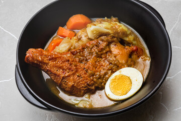 チキンカレー　Chicken curry made in an iron pan