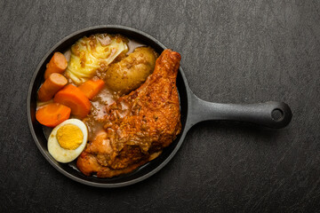 チキンカレー　Chicken curry made in an iron pan