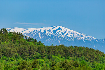 裏磐梯から望む残雪の飯豊山
