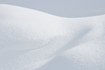 Obraz premium Abstract white curves in winter snow landscape background