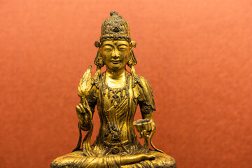Fototapeta premium Golden statue of the goddess of mercy guanyin