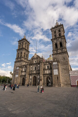 Fototapeta na wymiar The beautiful Basilica Cathedral of Puebla in Mexico.