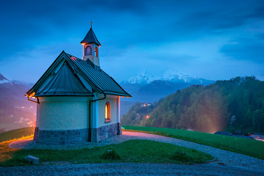 Lockstein Kapelle und Berg Watzmann &uuml;ber Berchtesgaden im Fr&uuml;hling