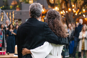Fototapeta premium Pareja viendo multitud 