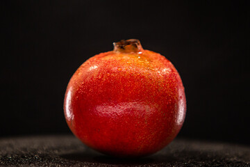 ein schöner runder Granatapfel