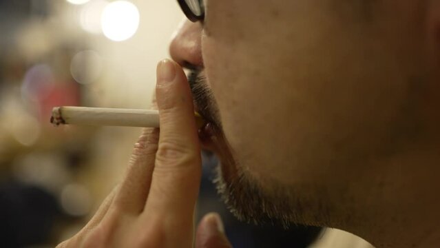煙草を吸う男性
