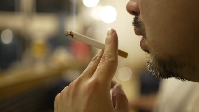 煙草を吸う男性