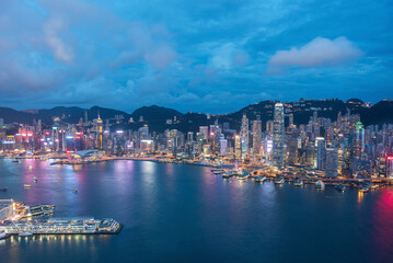 Obraz premium Aerial view of Victoria Harbor of Hong Kong City at dusk
