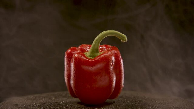 ein Paprika dreht sich auf einem Drehteller