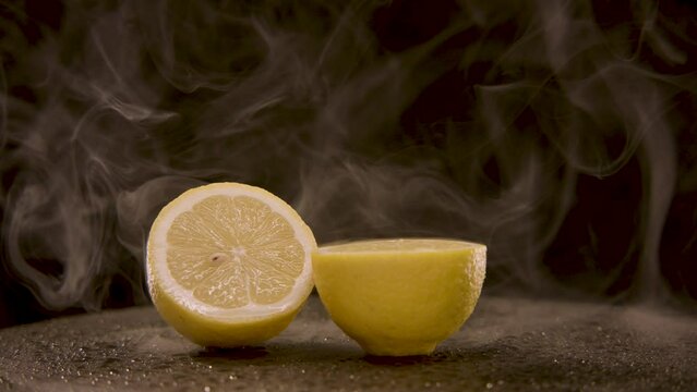 Eine frische aufgeschnittene Zitrone