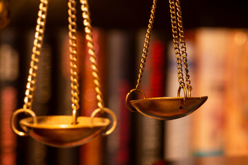 Symbolbild Justiz, Rechtsprechung, Gerichtsurteil: Nahaufnahme von der Waage der Justitia