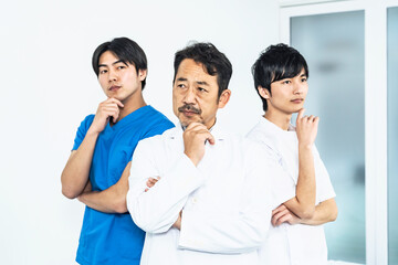 考える医療従事者のグループ