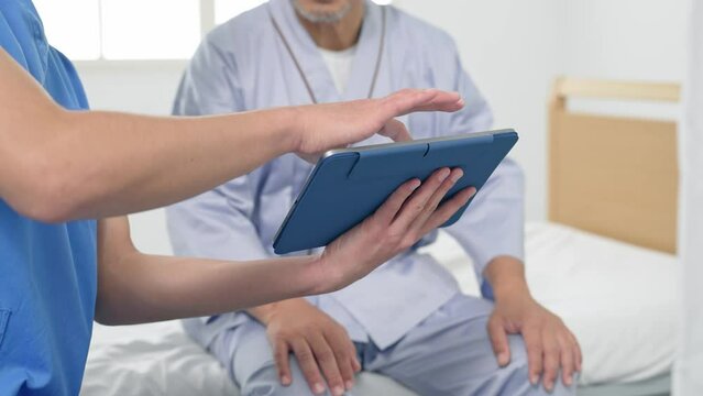 タブレットを見ながら説明を受ける患者