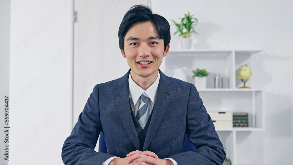 Poster カメラ目線で話すビジネスマン　ビデオ通話　インタビュー