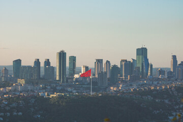 Obraz premium Istanbul skyline with skyscrapers and Turkish Flag at sunset