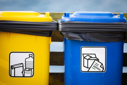 Contenedores de embases y papel y cart&oacute;n (amarillo y azul)