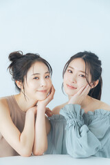 女性二人の美容イメージ　スキンケア　エステサロン