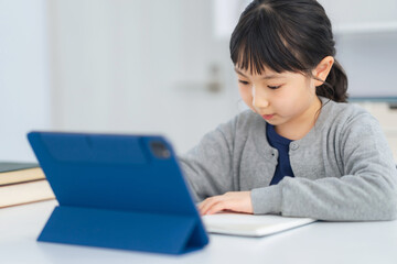 タブレットで勉強する女の子　オンライン授業