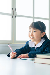 教室で勉強する女の子