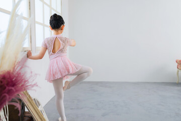 バレリーナの女の子　バレエスタジオ