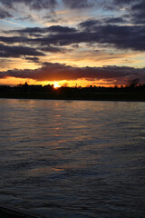 Obraz premium sonnenuntergang am rhein