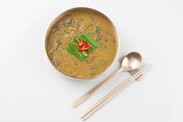 Boil the loach and strain it through a sieve, then dissolve the soybean paste in water and boil it with the broth.