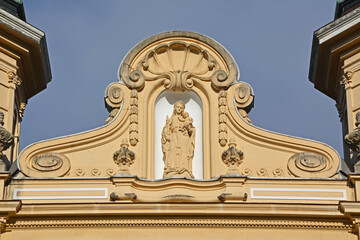 Madonna mit Kind, Figur an der Kollegiumskirche Maria Hilf in Schwyz, Schweiz