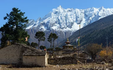 Photo sur Plexiglas Manaslu A monastry on the Manaslu Circuit Trek, Nepal, surrounded by snowy mountains.