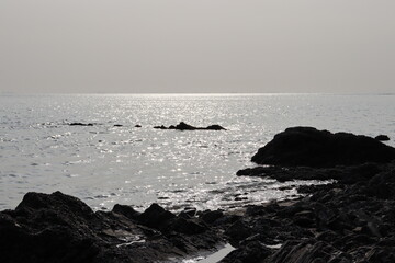 Obraz premium 해안가의 바위 그림자