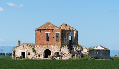 Fototapeta na wymiar A ruin of an old farm in the province of Foggia, Italy