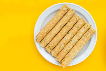 Crispy egg rolls with seaweed