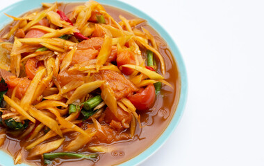 Spicy papaya salad with salmon