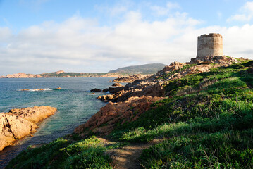 La costa dell'Isola Rossa e la Torre Aragonese