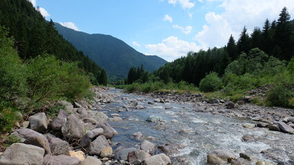 Flusslauf in den Bergen von Italien im Norden