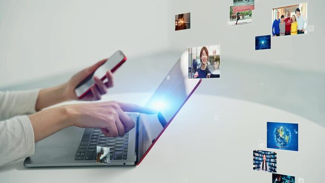 スマホとパソコンを使う女性と映像ネットワーク