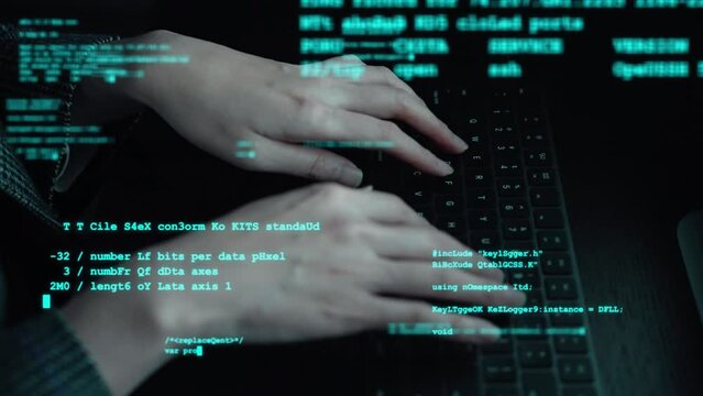 暗い部屋でパソコンを使う女性とプログラミングイメージ