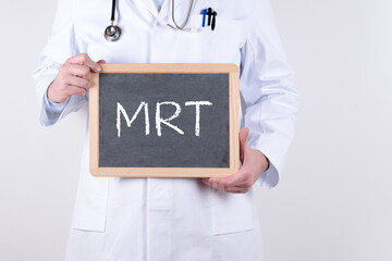 Arzt mit einer Tafel auf der MRT für Magnetresonanztomographie steht