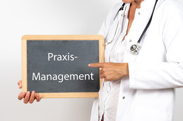 Ärztin mit einer Tafel auf der Praxis Management steht