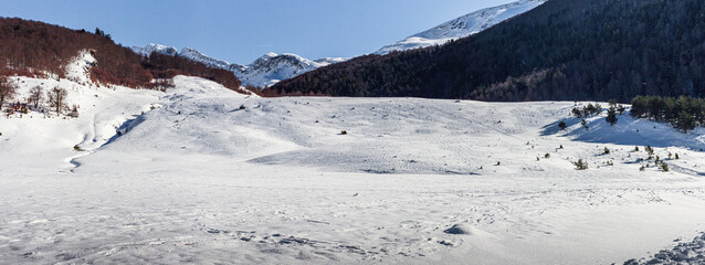 paisaje nevado pirineo aragonñes valles occidentales