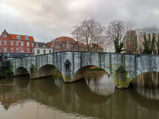 Alte historische Steinbrücke über die Maas in Roermond