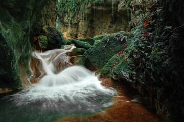 Rivière et cascade du canyon du Grenant en Savoie