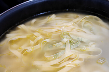 Pasta fresca artesanal, fettuccine al basilico - tallarines de albahaca fresca caseros hechos a...