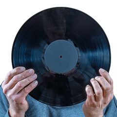 Mann hält eine Vinyl-Schallplatte vor den Kopf