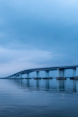 曇り空の琵琶湖と琵琶湖大橋