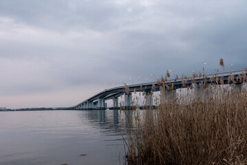 曇り空の琵琶湖と琵琶湖大橋