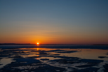 Fototapeta na wymiar 氷が浮かぶ春の湖の夕暮れ　サロマ湖 