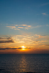 静かな海の夕暮れ
